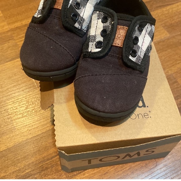 Toms infant/toddler boy canvas shoes size 6 - Picture 3 of 5